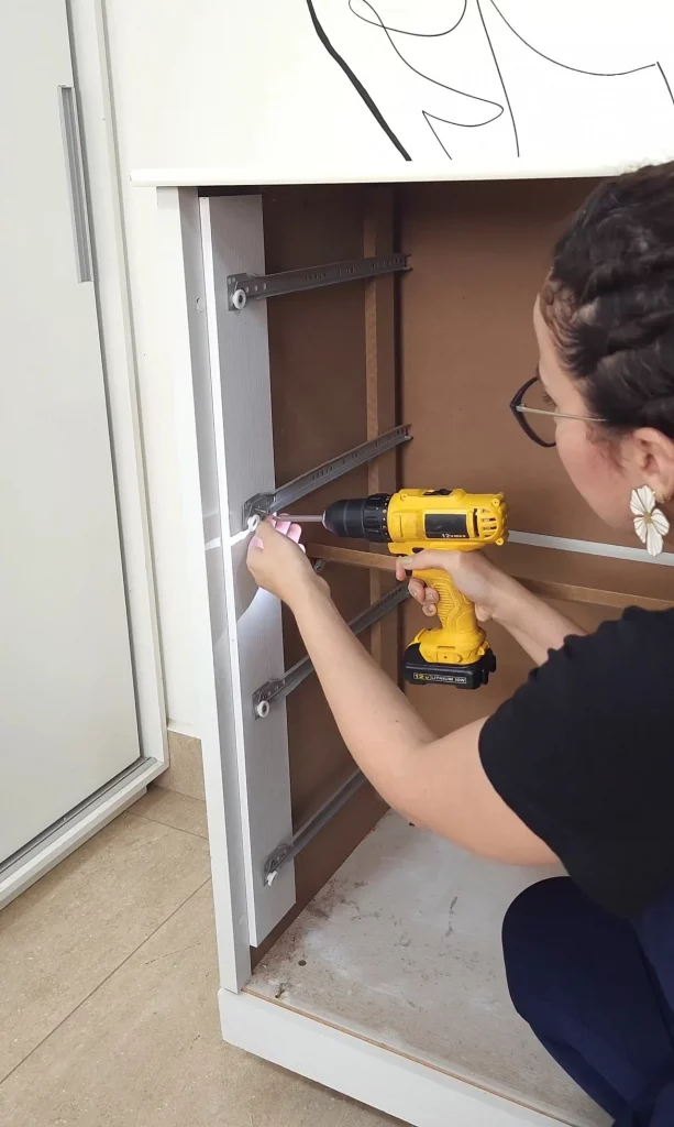 Desinstalando corrediças de gaveta da cômoda.