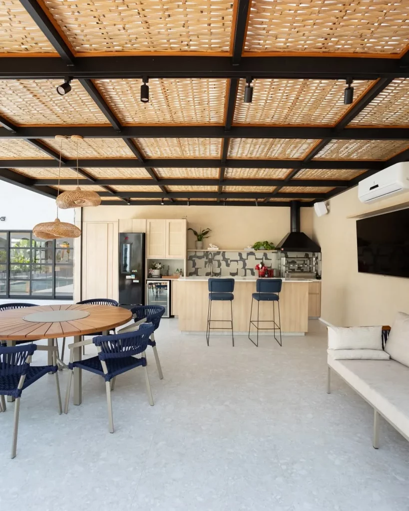 Sala de estar e jantar conjugada com cozinha na área gourmet.