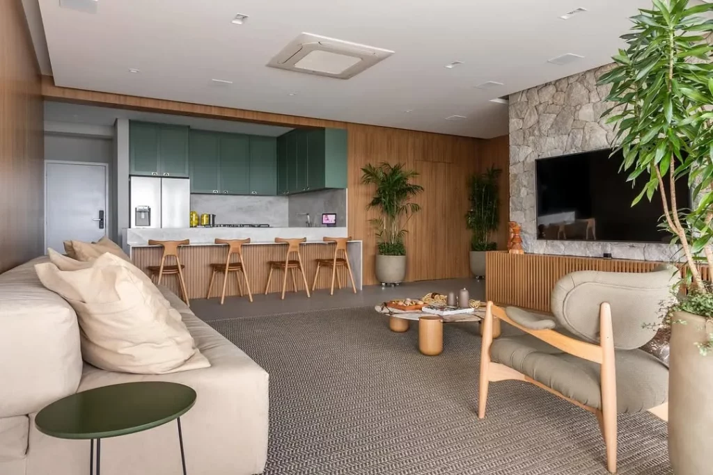 Sala e cozinha compartilhada com muitos móveis de madeira, cores e textura.