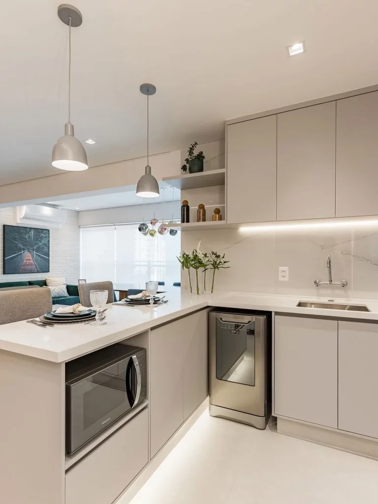 Cozinha minimalista com sala de estar no fundo integrada.