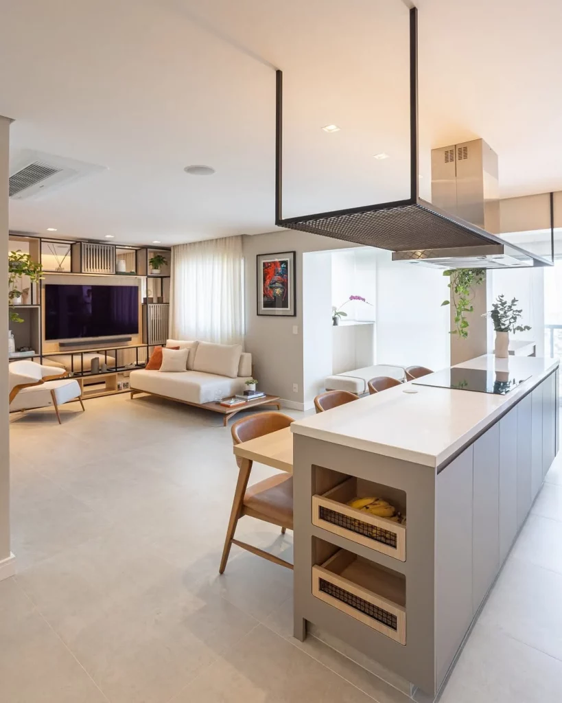 Cozinha e sala conjugada com bancada com nichos.