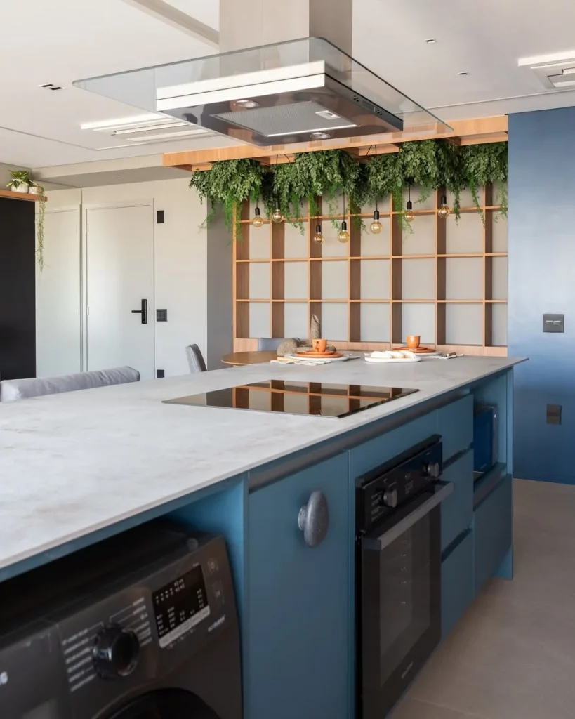 Cozinha e sala planejada com armário azul e estrutura de madeira na decoração.