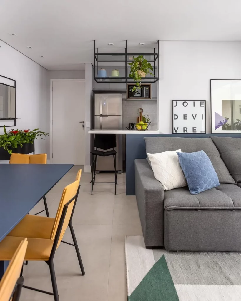 Cozinha e sala conjugada em projeto colorido.