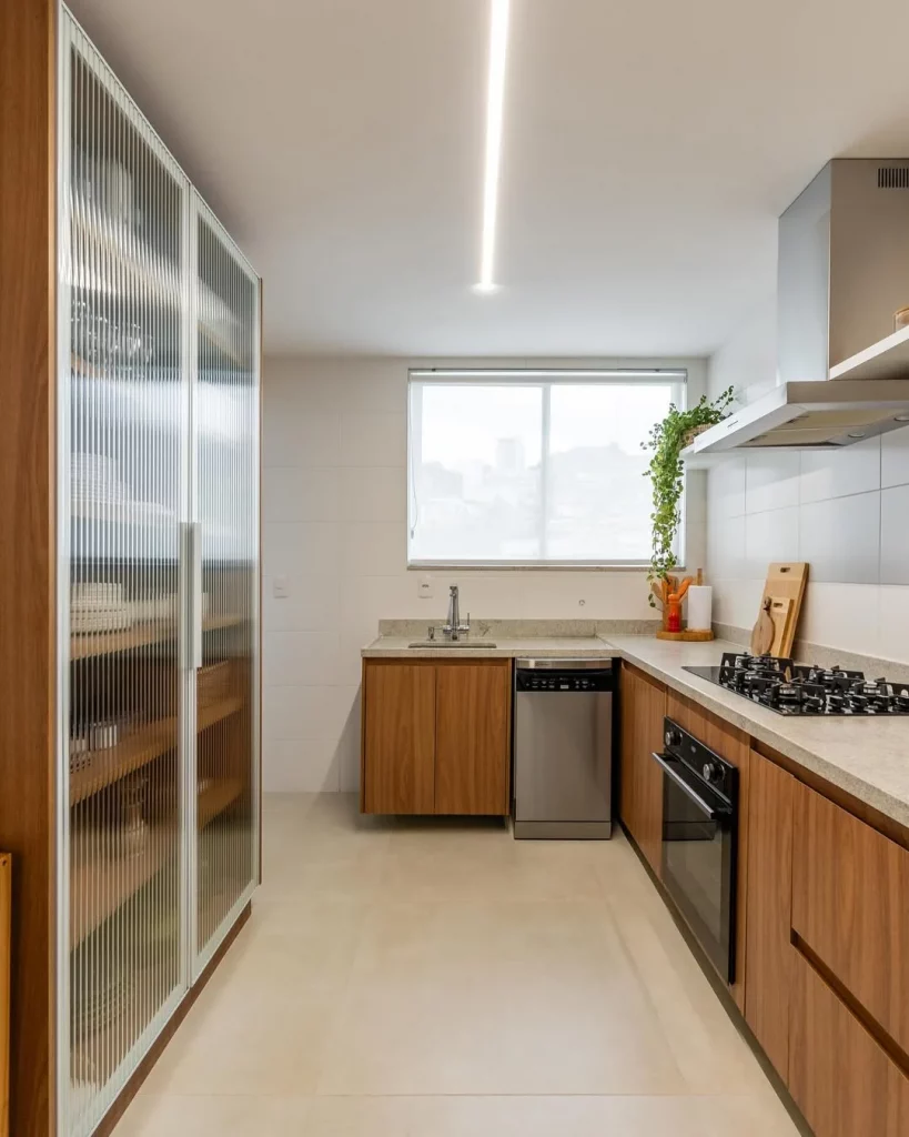 Piso porcelanato acetinado na cozinha com armários de madeira e vidro.