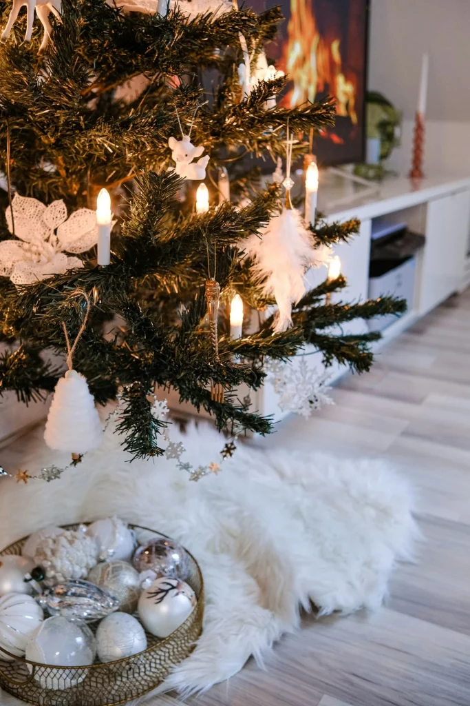 Enfeite de natal branco na árvore.