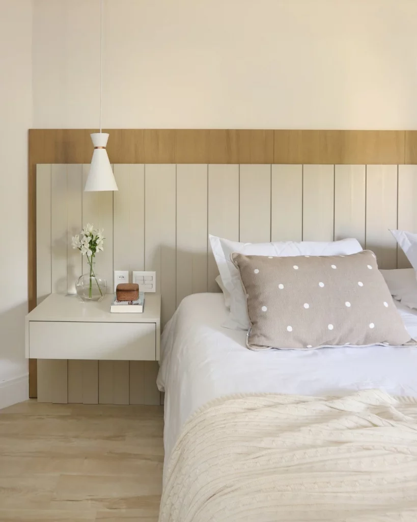 Painel duplo na cabeceira da cama, misturando cores e texturas.