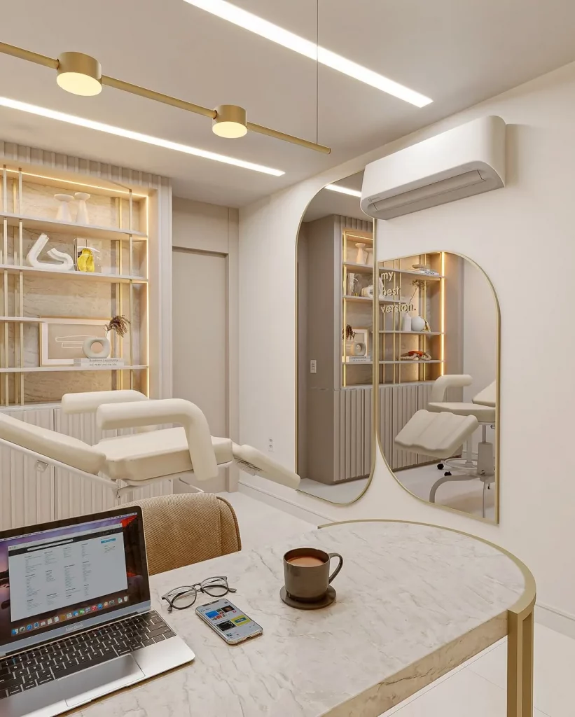 Espelhos diferentes na sala, sendo dois formatos que se complementam.