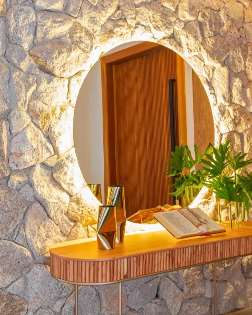 Espelho redondo com LED amarelo.