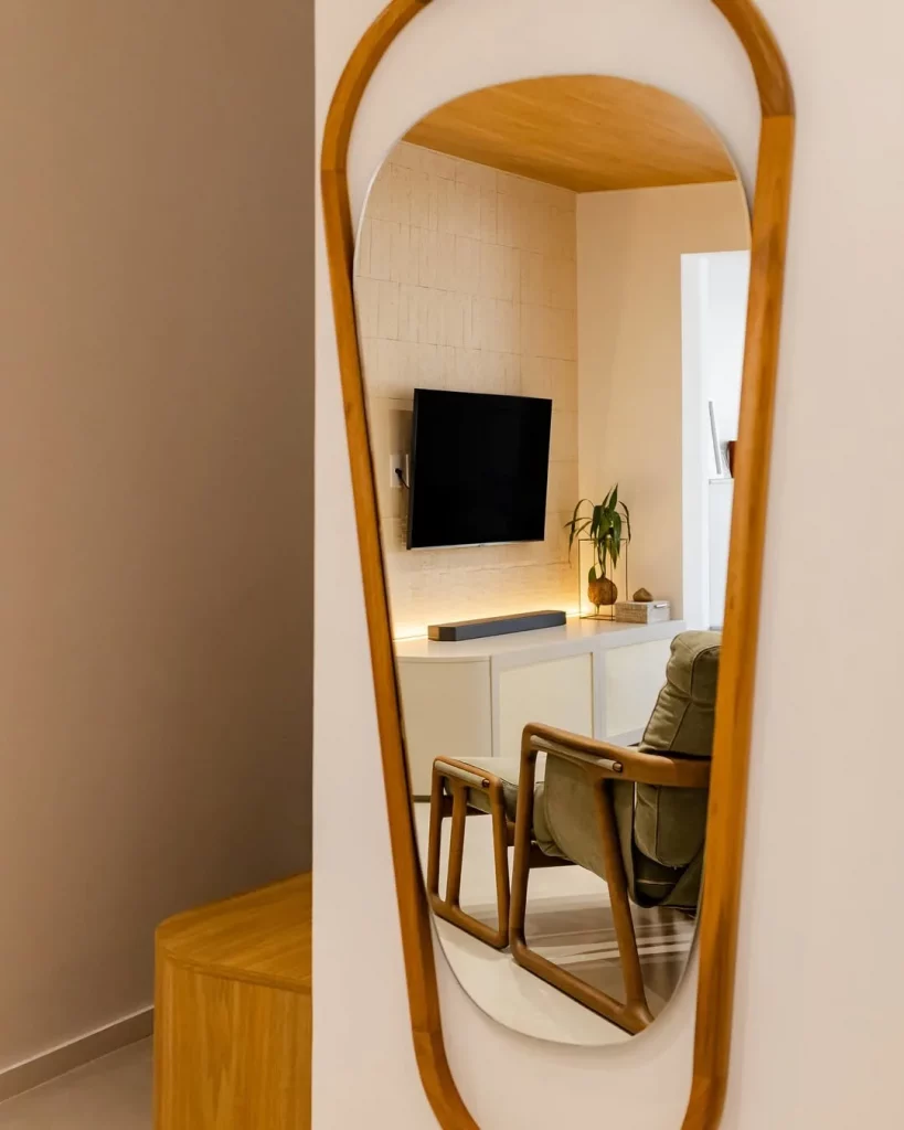 Espelho refletindo a iluminação da sala.