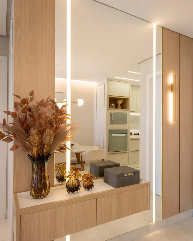 Painel de espelho na sala com led iluminando.