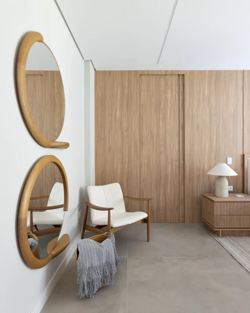 Moldura de espelho moderna cobrindo apenas parte dele.