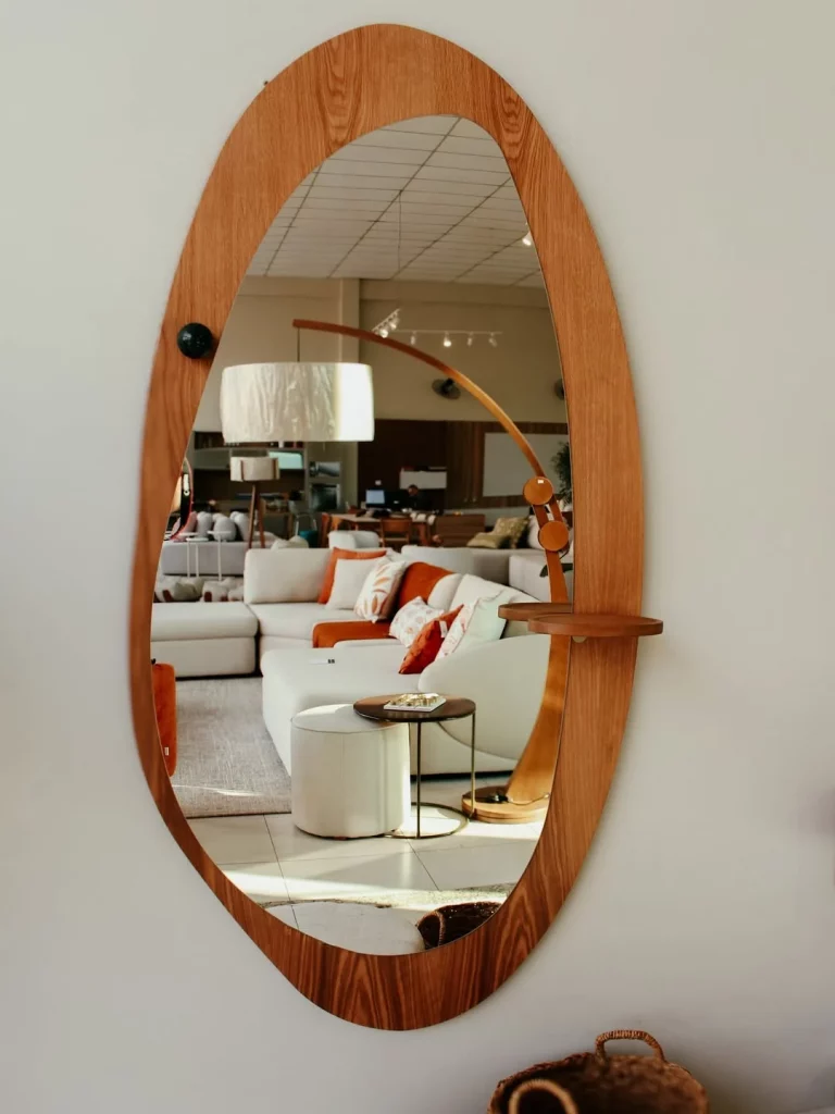 Espelho orgânico com moldura de madeira que chama a atenção.