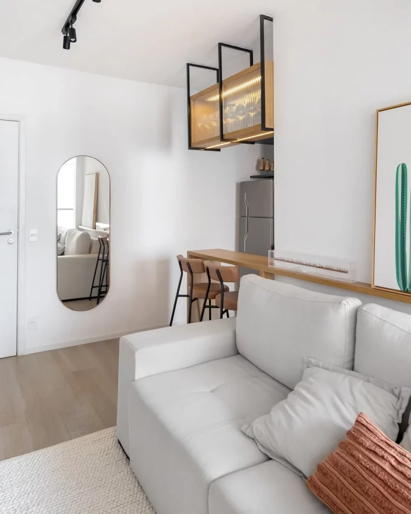 Espelho oval na decoração da sala.