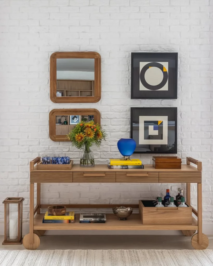 Espelho pequeno e quadrado com bordas arredondadas.