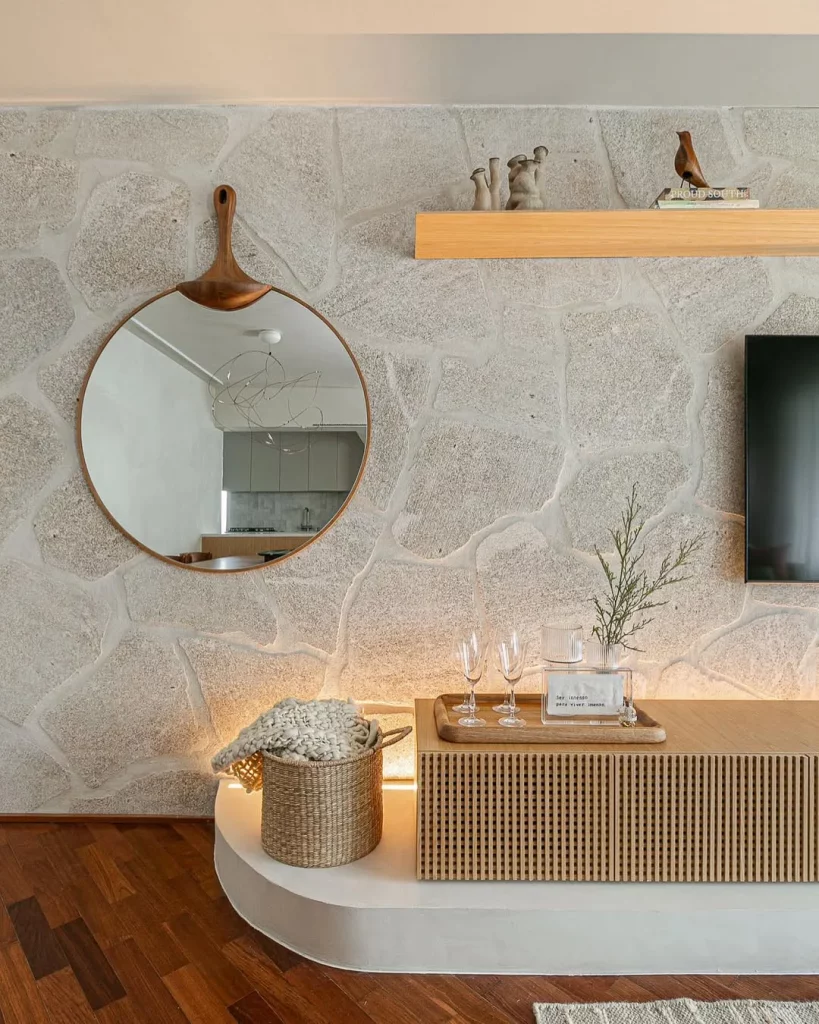 Espelho com design diferente com cabo de madeira.