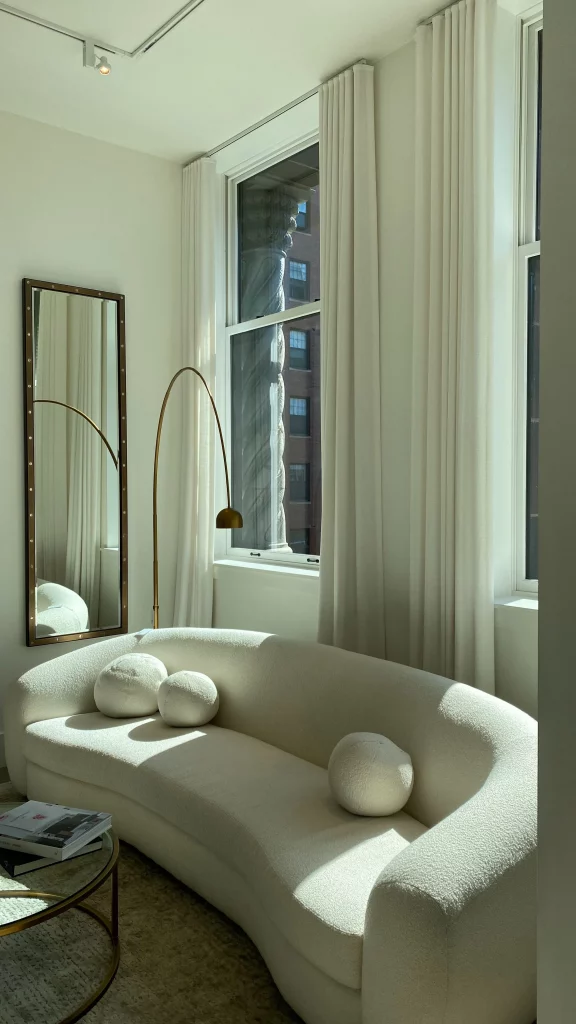 Espelho na parede no cantinho da sala.