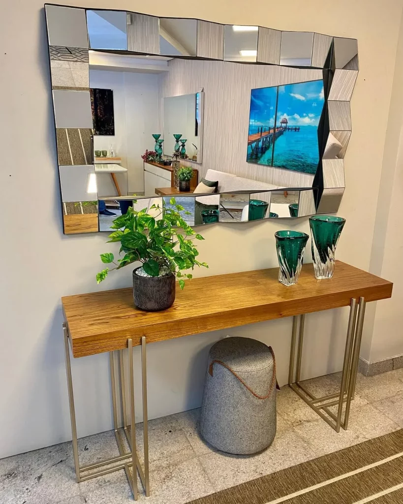 Espelho com relevo espelhado e próximo do aparador.