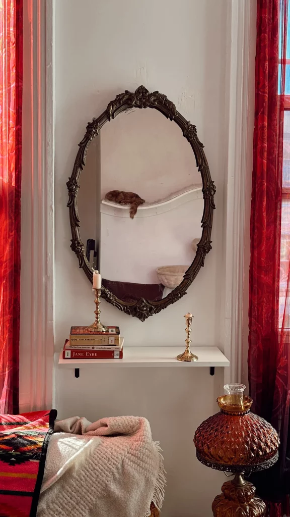 Espelho de moldura de madeira vintage.