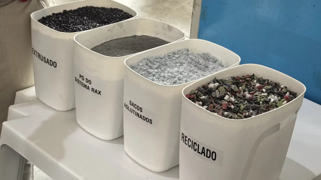 Fases do plástico reciclável em baldes.