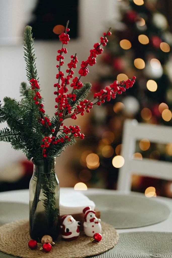 Decoração de mesa de natal com garrafa de vidro.
