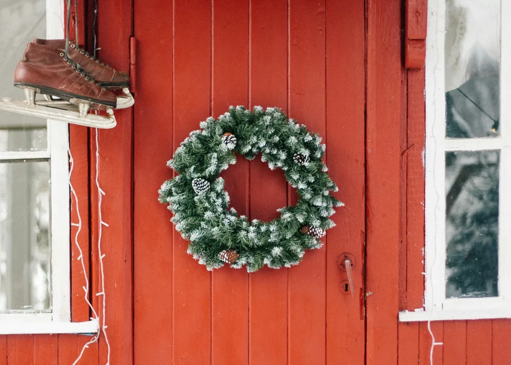 Guirlanda de natal minimalista nas cores branco e verde.
