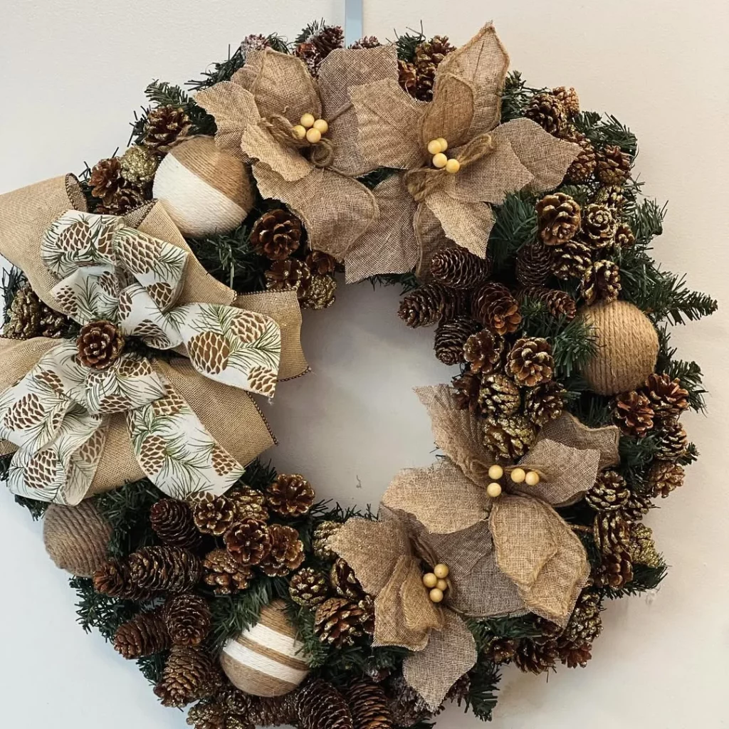 Guirlanda com muitas pinhas e flores de natal.