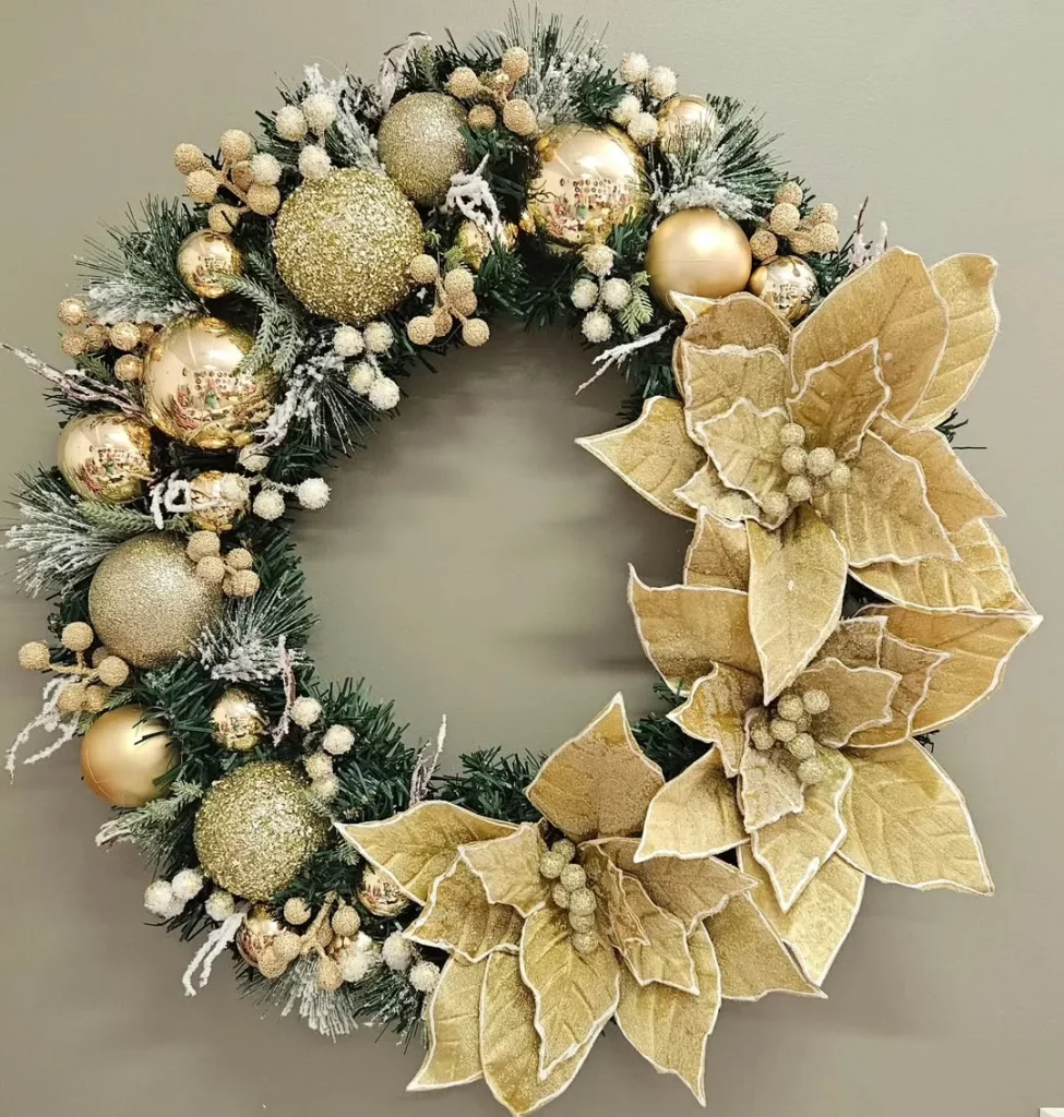 Guirlanda de natal dourada e chamativa.