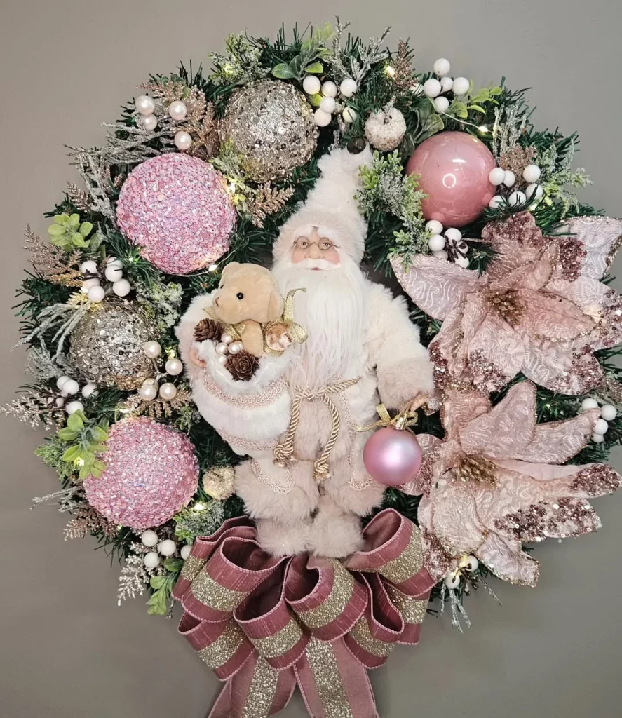 Guirlanda rosa com papai noel.
