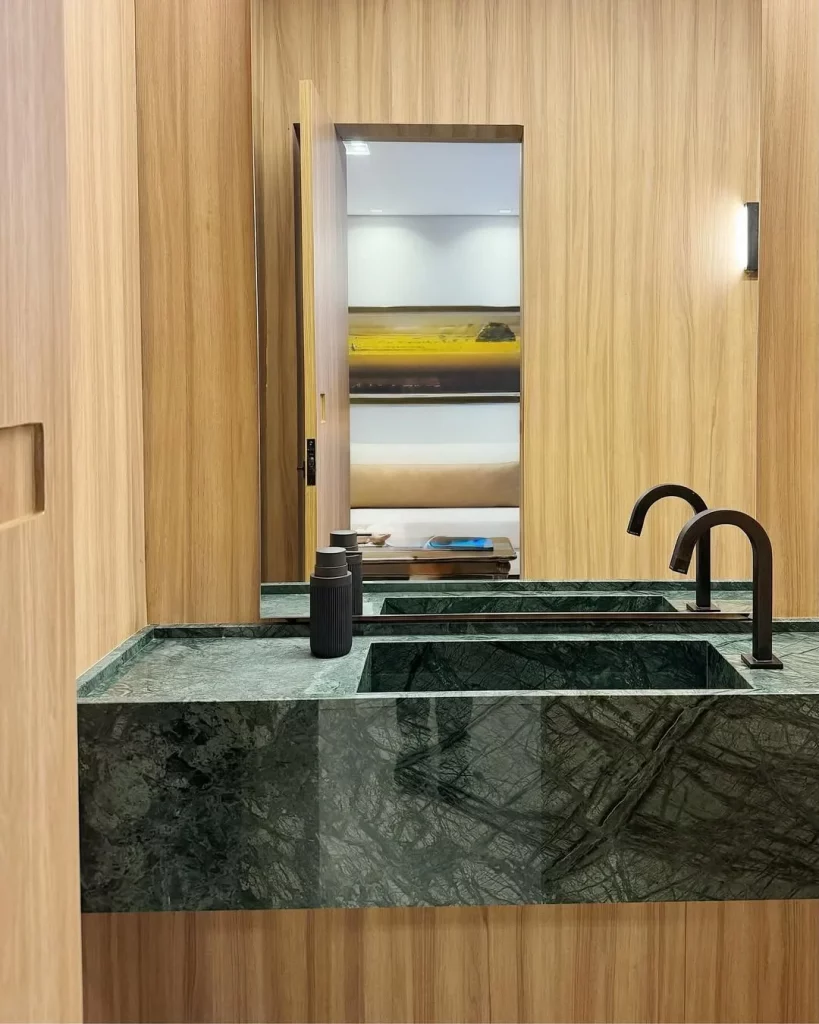 Madeira com cuba de mármore verde.