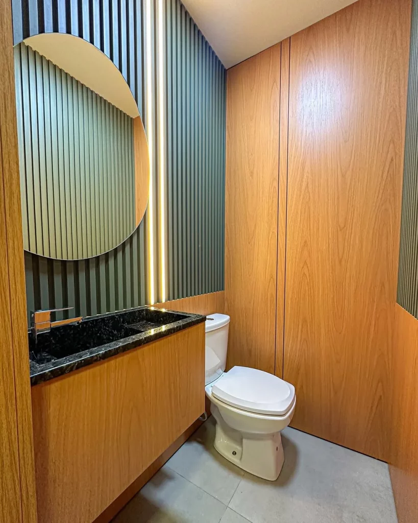 Madeira no banheiro com ripado pintado de cinza escuro.