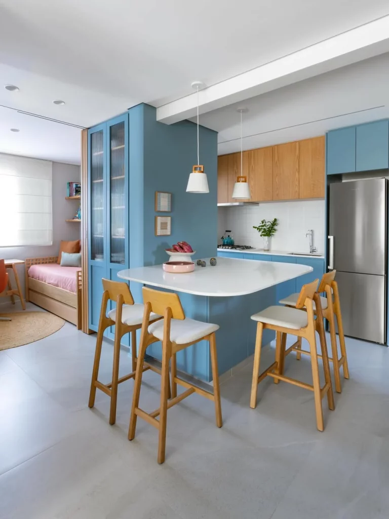 Mesa da cozinha e bancada que forma uma divisória com a parte da sala.