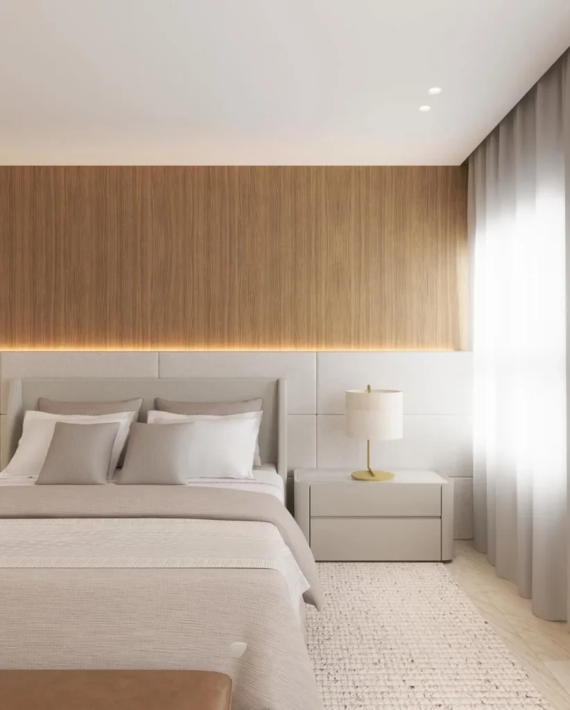 Parede de madeira e cabeceira modular cinza iluminada.
