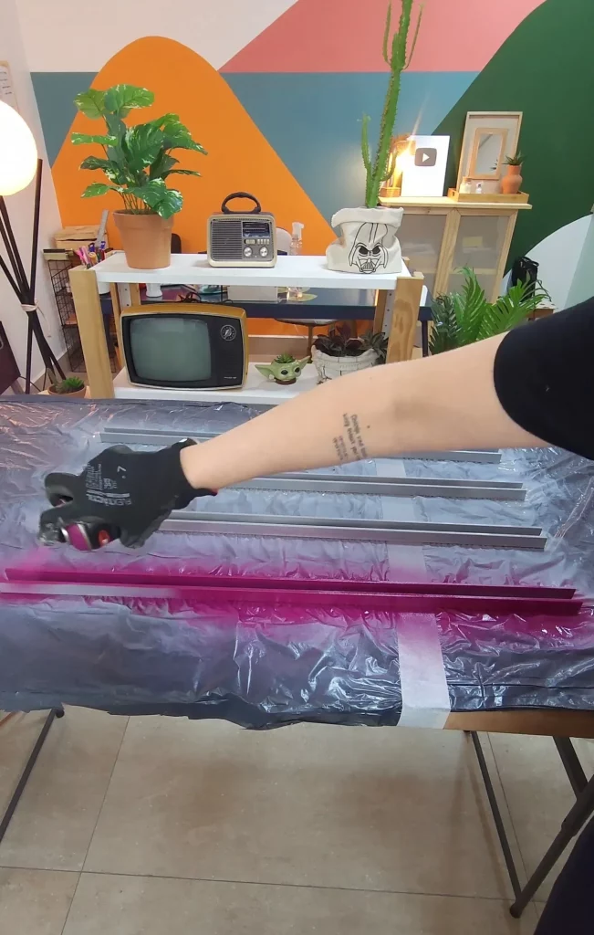 Pintura dos puxadores com spray magenta.