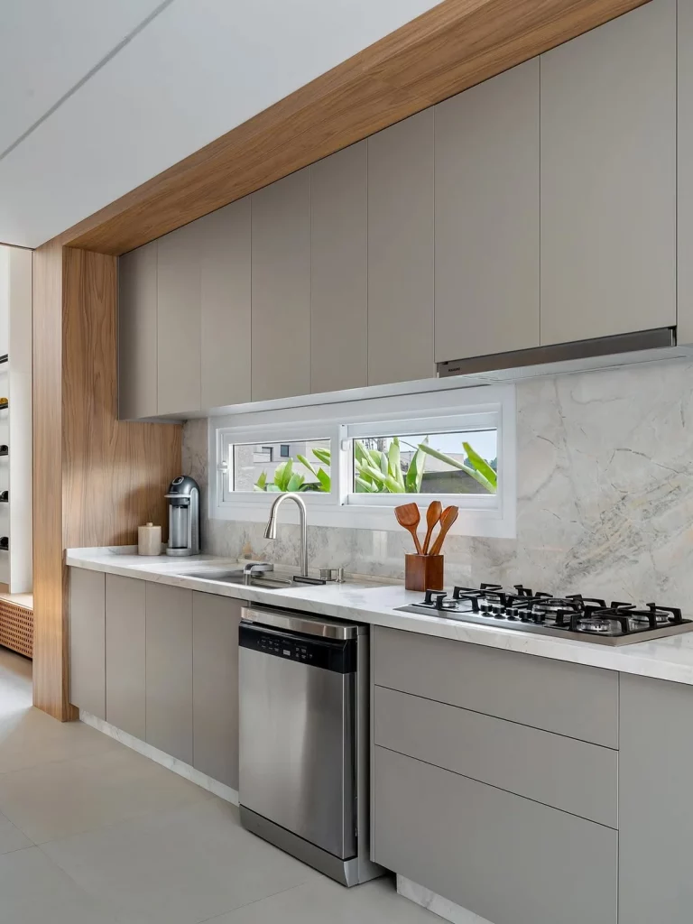 Armário da cozinha cinza e piso de porcelanato acetinado cinza combinando entre si.
