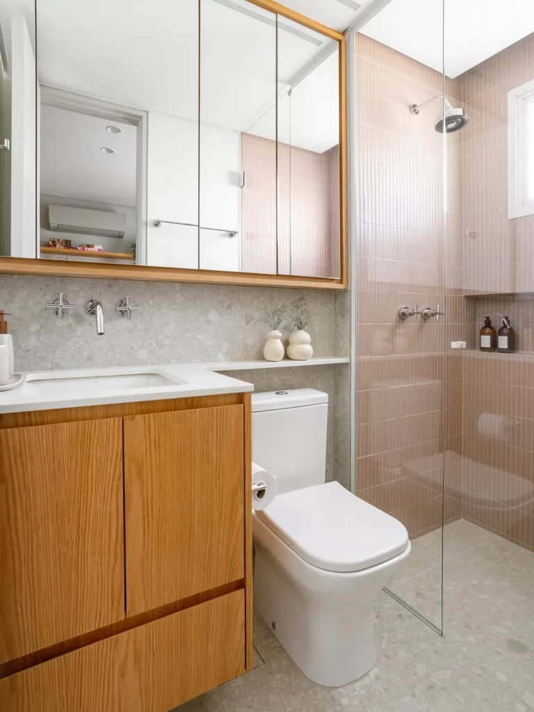 Prateleira acima do vaso como extensão da pia.