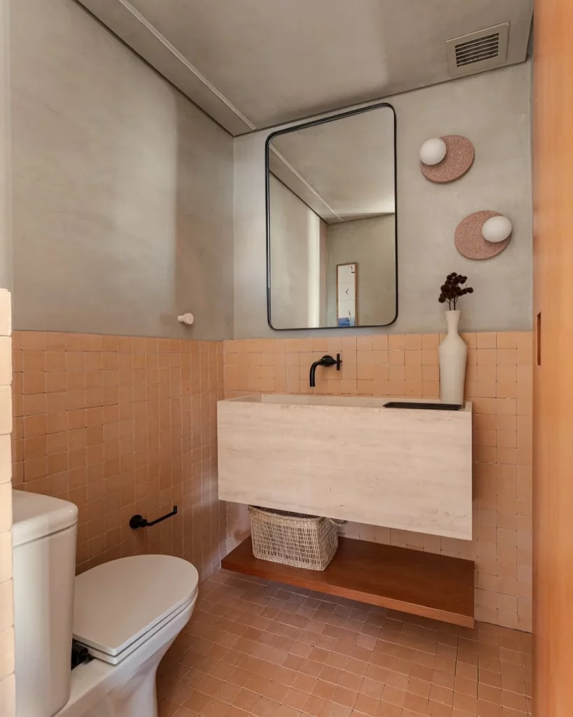 Prateleira embaixo da pia com um cesto organizador.