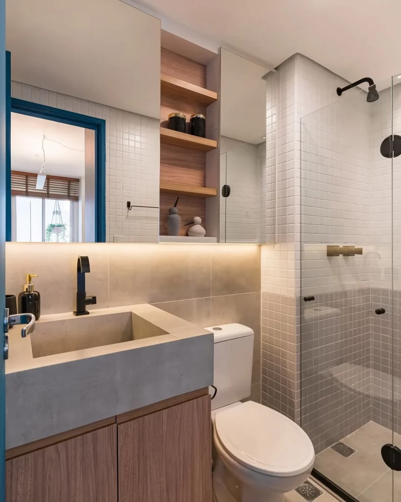 Prateleira no espelho do banheiro de madeira.