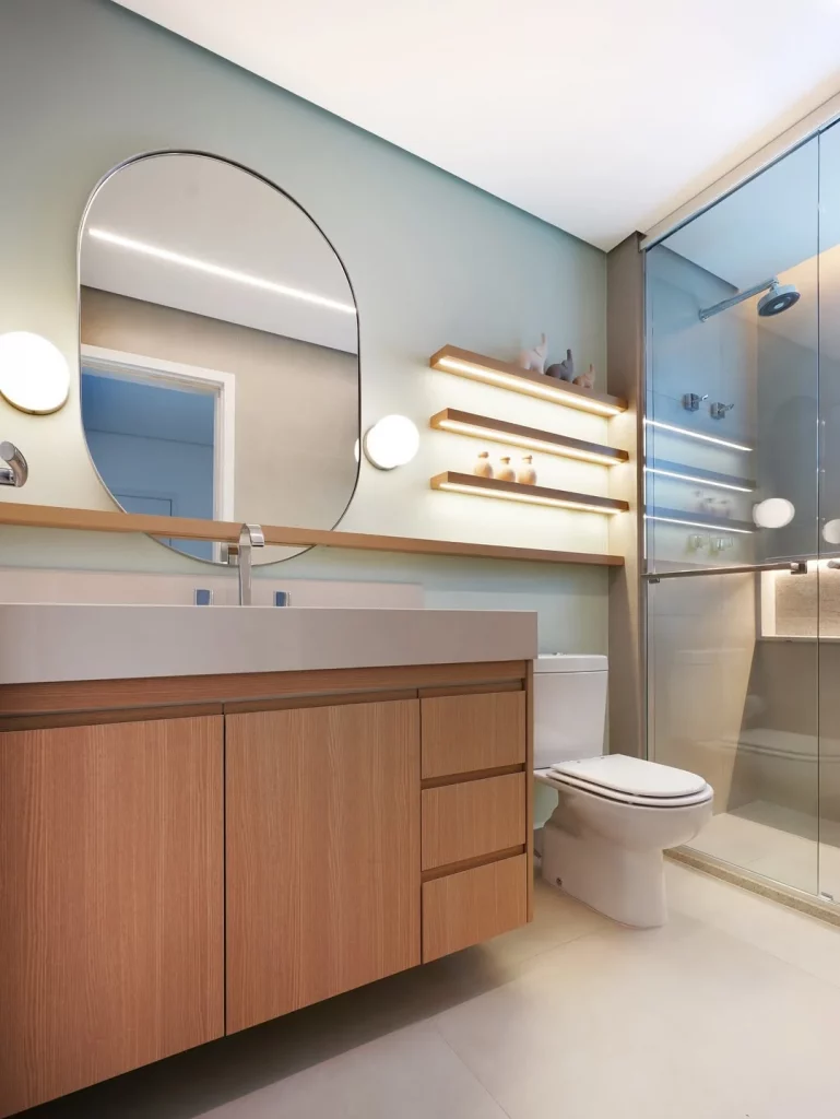 Prateleira no banheir com iluminação quente de LED.