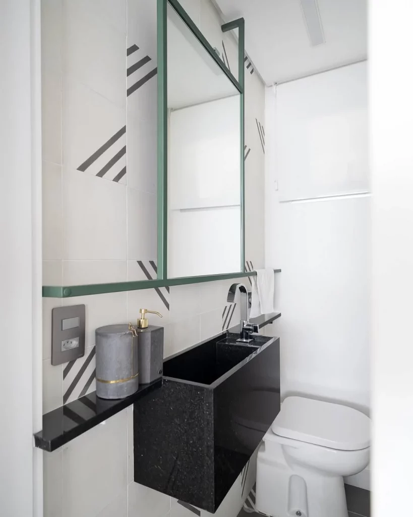 Prateleira como extensão do mármore da pia.