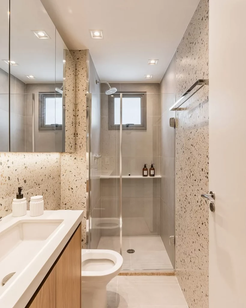 Prateleira de banheiro dentro do box.