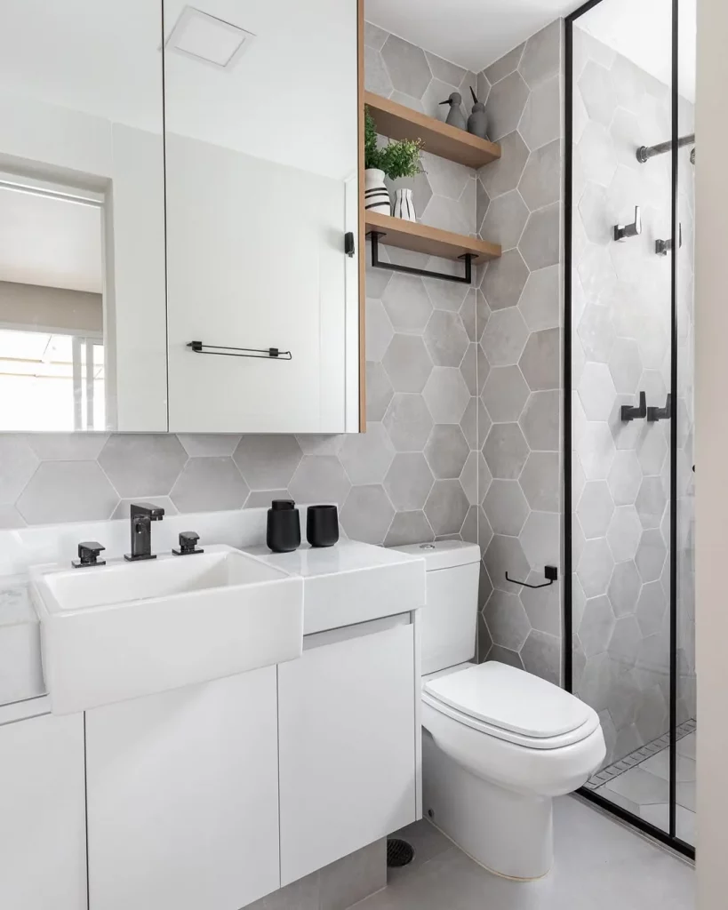 Prateleira industrial no canto do banheiro.