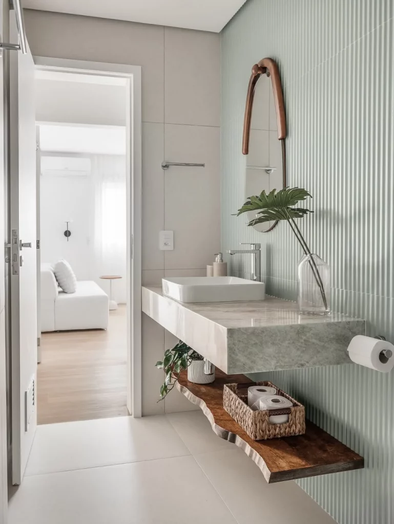 Prateleira de madeira no formato orgânico e envernizada.