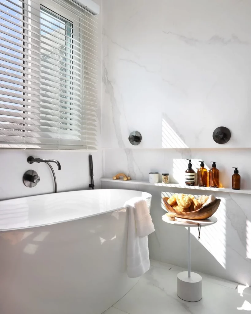 Prateleira branca perto da banheira.