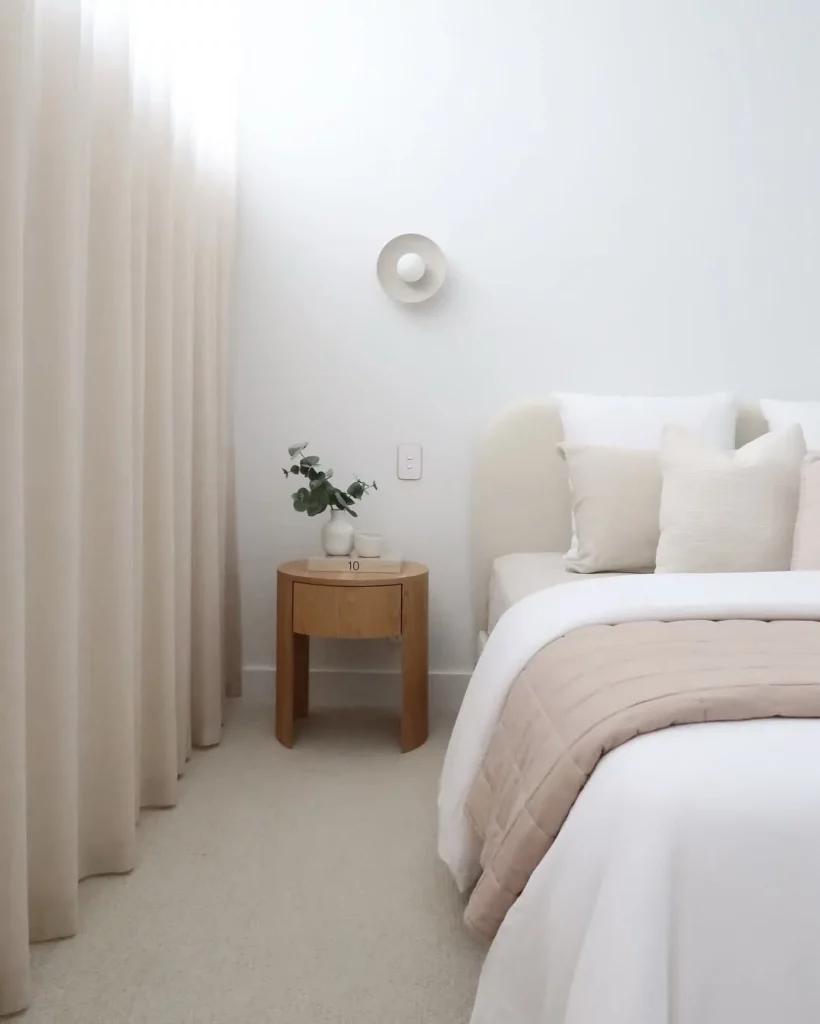Quarto minimalista claro, aconchegante e delicado com elementos suaves.