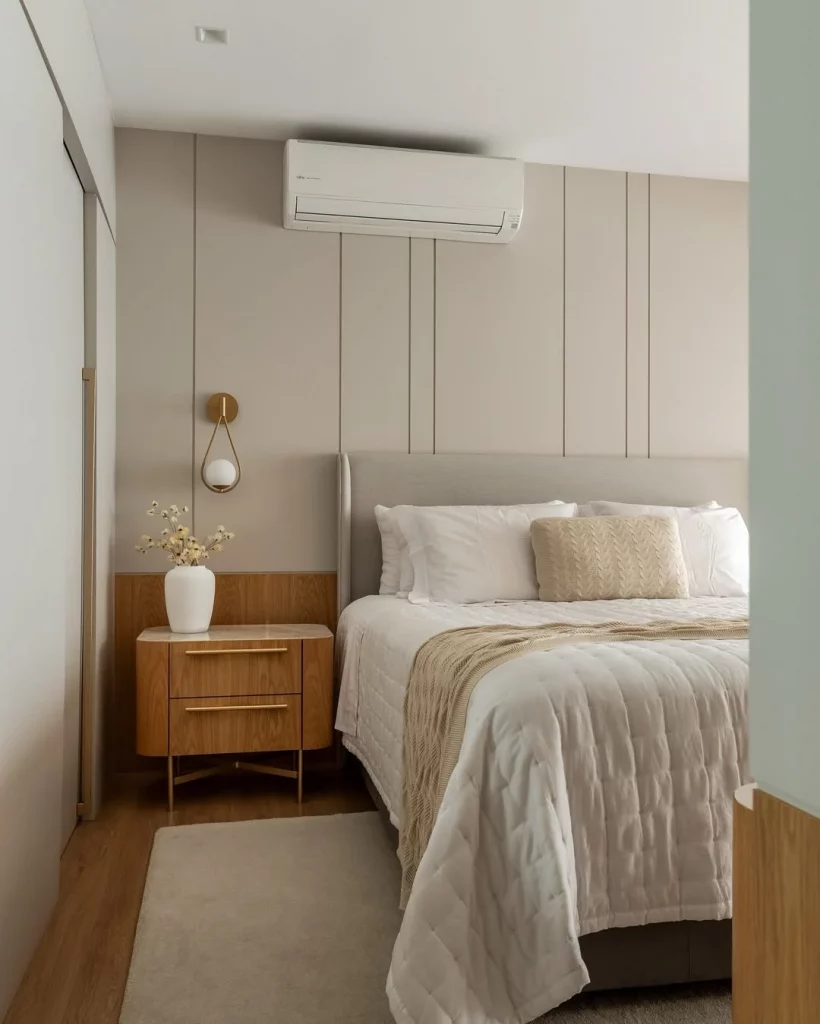Quarto nude minimalista com detalhes na parede.