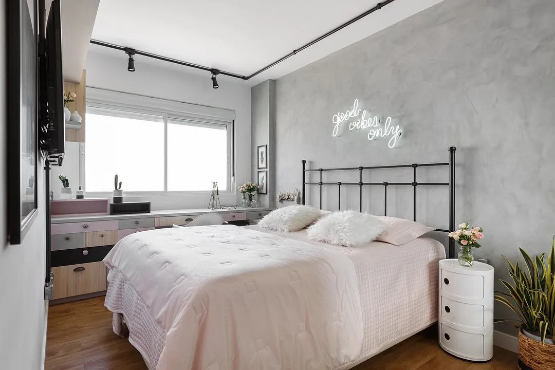 Quarto feminino delicado com cabeceira de cama preta que trás contraste.