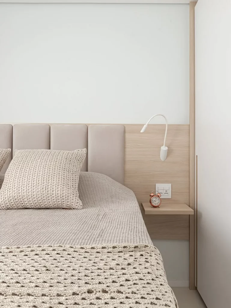 Quarto em tons de nude e claro, suave e leve.