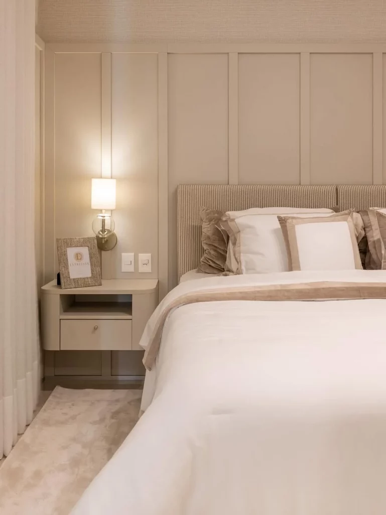 Quarto minimalista todo nude, com detalhes delicados e vintage.