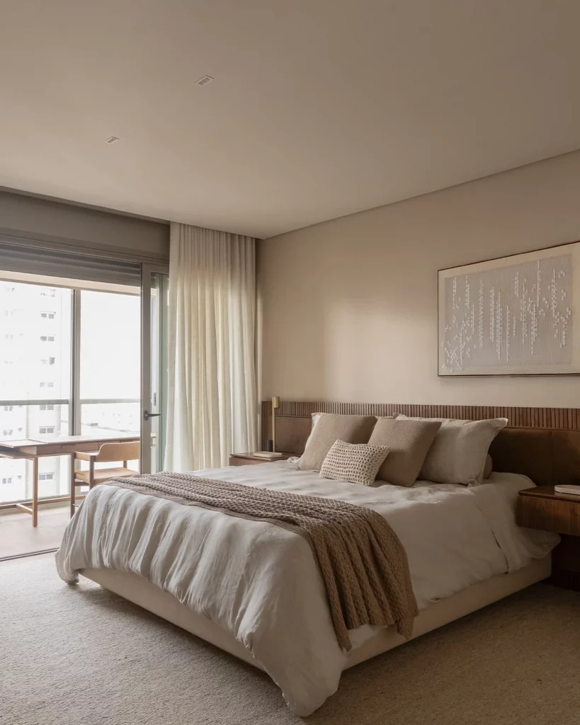 Quarto aconchegante marrom com nude, texturas e almofadas simples.