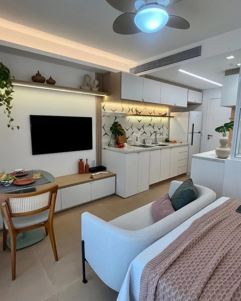 Iluminação no armário da cozinha dividida com sala.